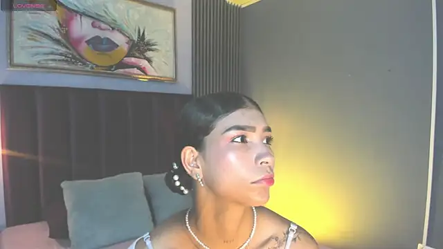 LauraAristizabal online show from 04/28/26, 12:42
