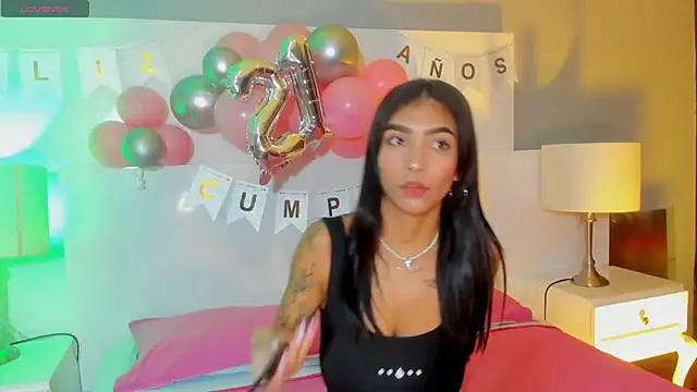Snapshot of LauraAristizabal chatting on 06/24/26, 12:15 LauraAristizabal online show from 06/24/26, 12:15