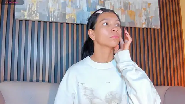 LauraAristizabal online show from 11/15/25, 12:31