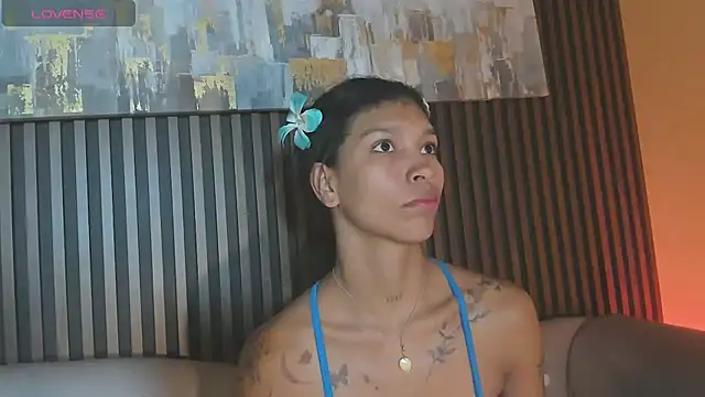 LauraAristizabal online show from 10/04/25, 12:28