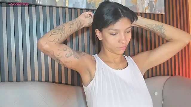 LauraAristizabal online show from 10/05/25, 12:40