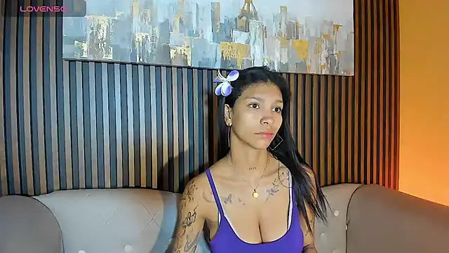 LauraAristizabal online show from 09/30/25, 12:22