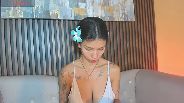 LauraAristizabal online show from 10/01/25, 12:31