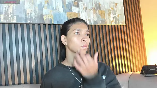 LauraAristizabal online show from 02/15/26, 12:04