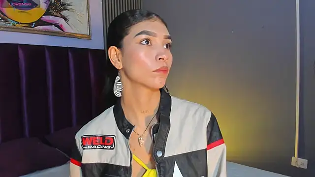 Snapshot of LauraAristizabal chatting on 06/17/26, 12:04 LauraAristizabal online show from 06/17/26, 12:04