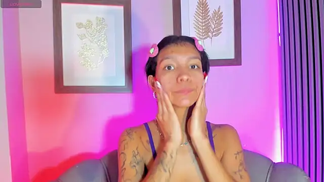 LauraAristizabal online show from 11/26/25, 01:00