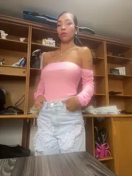 LauraAristizabal online show from 04/23/26, 12:29