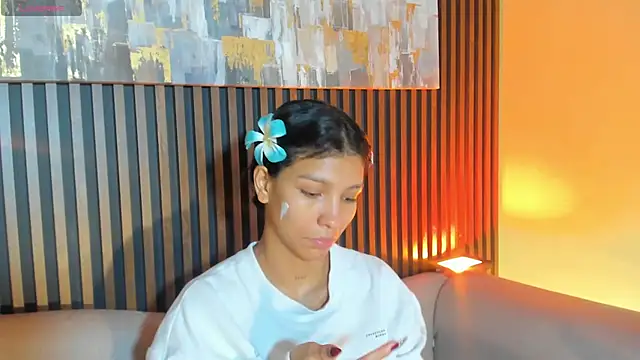 LauraAristizabal online show from 10/23/25, 12:48