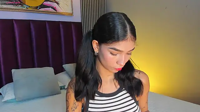 Snapshot of LauraAristizabal chatting on 06/16/26, 12:05 LauraAristizabal online show from 06/16/26, 12:05