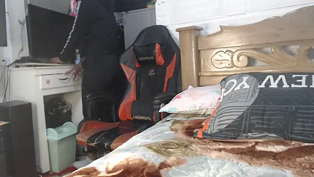 sexyjustin202 online show from 09/20/25, 12:04