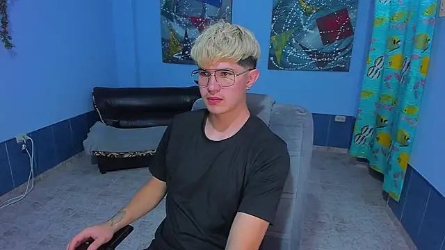 Snapshot of patrik_027 chatting on 11/23/25, 08:52 patrik 027 online show from 11/23/25, 08:52