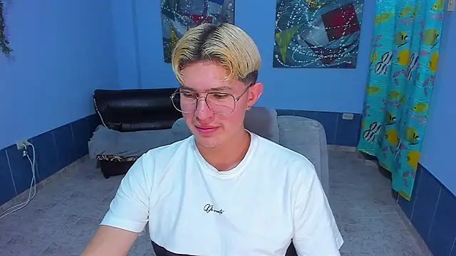 Snapshot of patrik_027 chatting on 11/25/25, 08:09 patrik 027 online show from 11/25/25, 08:09