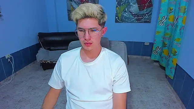 Snapshot of patrik_027 chatting on 11/25/25, 08:03 patrik 027 online show from 11/25/25, 08:03