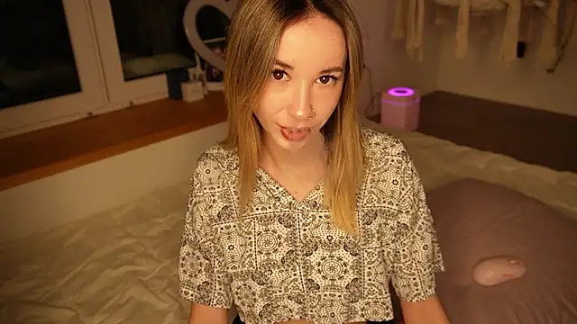 Snapshot of EmelyBenz chatting on 01/12/26, 03:13 EmelyBenz online show from 01/12/26, 03:13