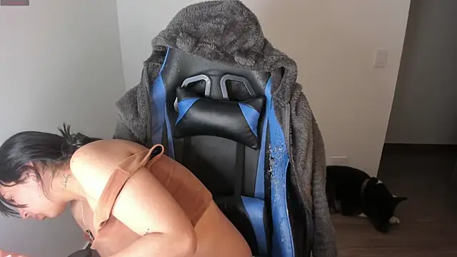 Miss Nicole online show from 10/21/25, 01:16