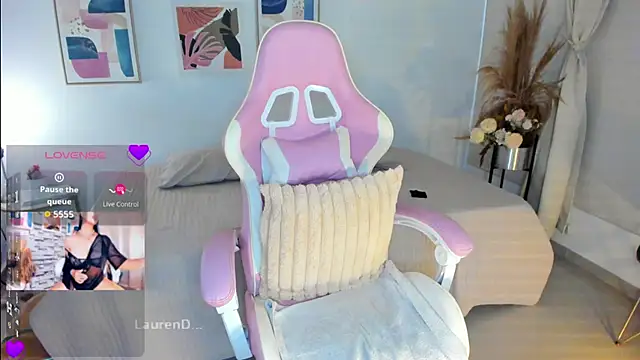 Snapshot of Misslaurenn chatting on 04/28/26, 09:30 Misslaurenn online show from 04/28/26, 09:30