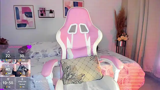 Misslaurenn online show from 11/28/25, 11:49