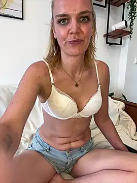 Snapshot of Suesse_Schnitte chatting on 07/14/26, 10:21 Suesse Schnitte online show from 07/14/26, 10:21