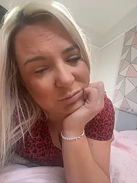 Bustyblondebabe32 online show from 04/07/26, 09:33