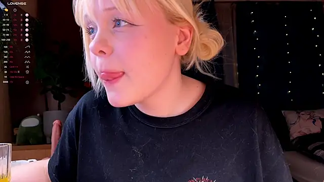 Snapshot of LisaLaas chatting on 12/14/25, 02:55 LisaLaas online show from 12/14/25, 02:55