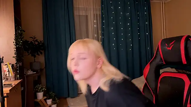 Snapshot of LisaLaas chatting on 10/02/25, 04:10 LisaLaas online show from 10/02/25, 04:10