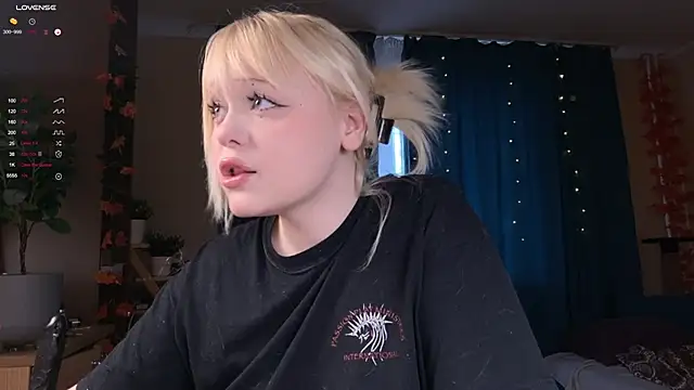 Snapshot of LisaLaas chatting on 11/09/25, 08:51 LisaLaas online show from 11/09/25, 08:51