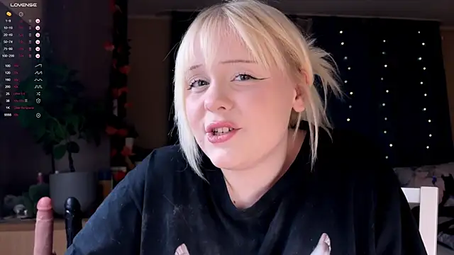 Snapshot of LisaLaas chatting on 12/16/25, 08:13 LisaLaas online show from 12/16/25, 08:13