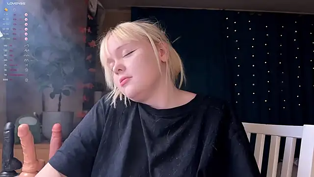 Snapshot of LisaLaas chatting on 11/22/25, 08:51 LisaLaas online show from 11/22/25, 08:51