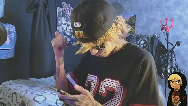 Snapshot of AcidMilo chatting on 11/10/25, 08:25 AcidMilo online show from 11/10/25, 08:25