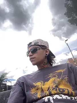 Snapshot of AcidMilo chatting on 11/27/25, 04:18 AcidMilo online show from 11/27/25, 04:18