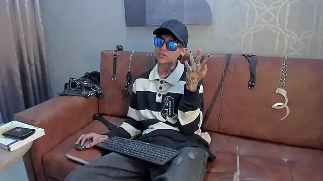 Snapshot of AcidMilo chatting on 12/09/24, 01:02 AcidMilo online show from 12/09/24, 01:02
