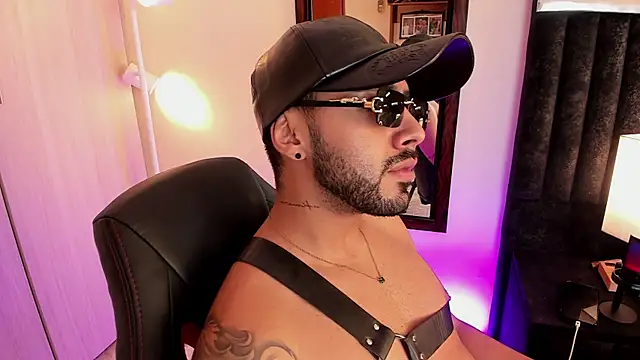 ItsMeEros online show from 11/18/25, 08:01