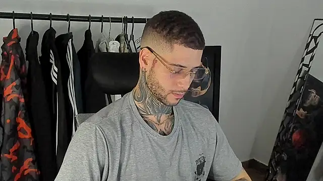  jamesleandros1 online show from 12/16/25, 09:08