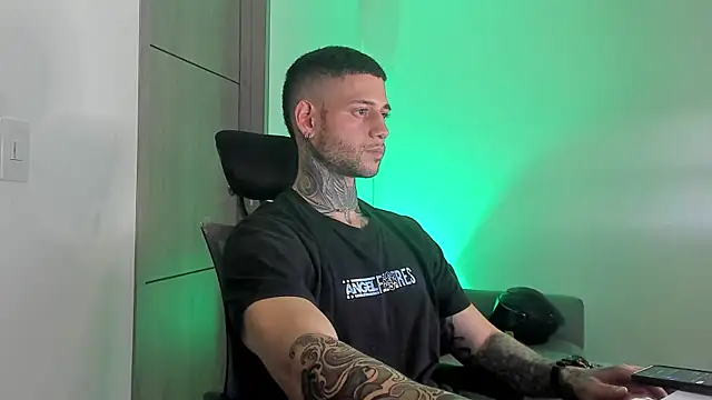 jamesleandros1 online show from 05/20/26, 01:57