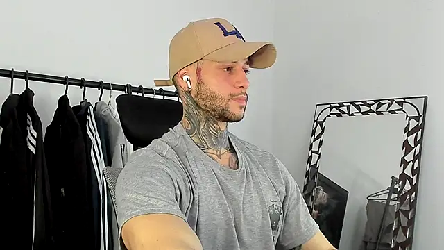  jamesleandros1 online show from 12/14/25, 07:52