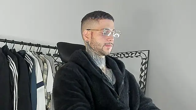  jamesleandros1 online show from 11/25/25, 03:18