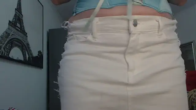 Snapshot of AnnaBellaLuckyXOXO chatting on 12/17/25, 11:37 AnnaBellaLuckyXOXO online show from 12/17/25, 11:37