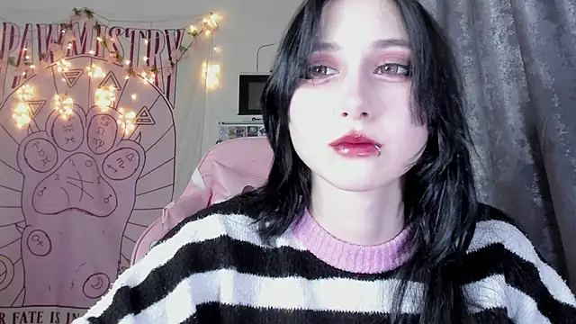 Snapshot of Holy420lolii chatting on 10/27/25, 06:53 Holy420lolii online show from 10/27/25, 06:53