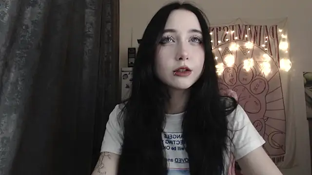 Snapshot of Holy420lolii chatting on 12/21/24, 03:53 Holy420lolii online show from 12/21/24, 03:53