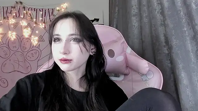 Snapshot of Holy420lolii chatting on 10/21/25, 07:35 Holy420lolii online show from 10/21/25, 07:35