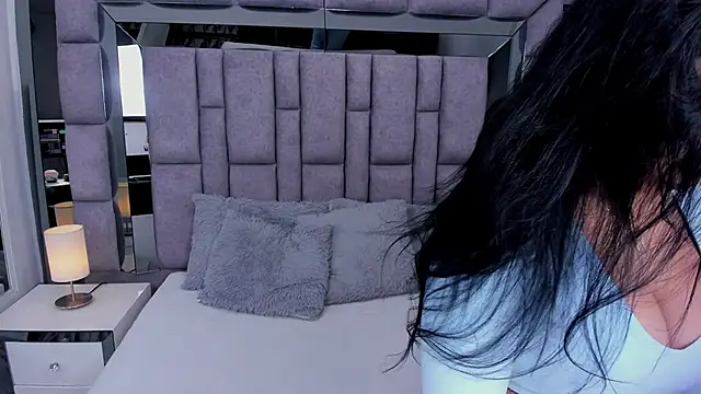 EMMAHILL1 online show from 04/21/26, 11:06