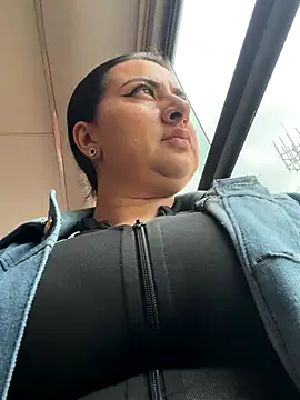 Abril Luv online show from 11/28/25, 03:23