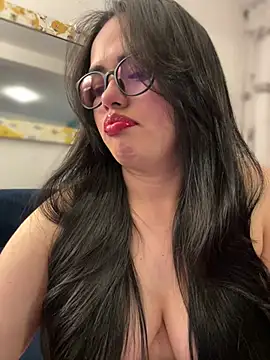 Snapshot of andra_rose chatting on 02/17/25, 12:11 andra rose online show from 02/17/25, 12:11
