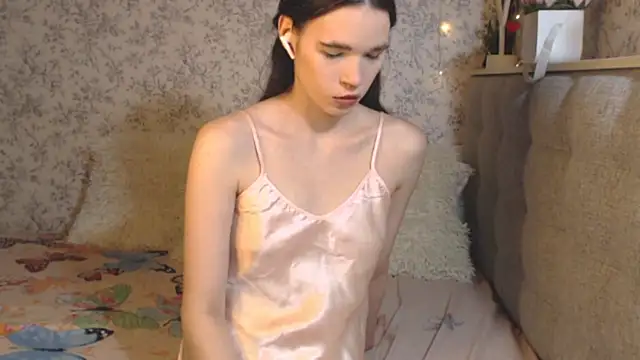 Snapshot of Nicole-Petite chatting on 12/15/24, 04:40 Nicole-Petite online show from 12/15/24, 04:40