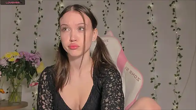 Amelia Lein online show from 12/14/25, 12:39