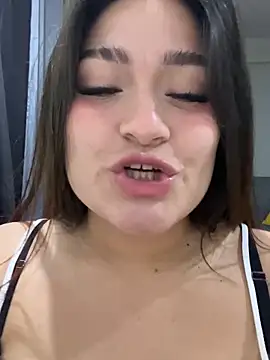 Snapshot of LuceroRm chatting on 10/21/25, 04:01 LuceroRm online show from 10/21/25, 04:01