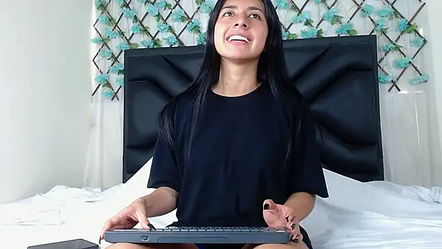 EmmaWilliamss online show from 10/08/25, 03:35