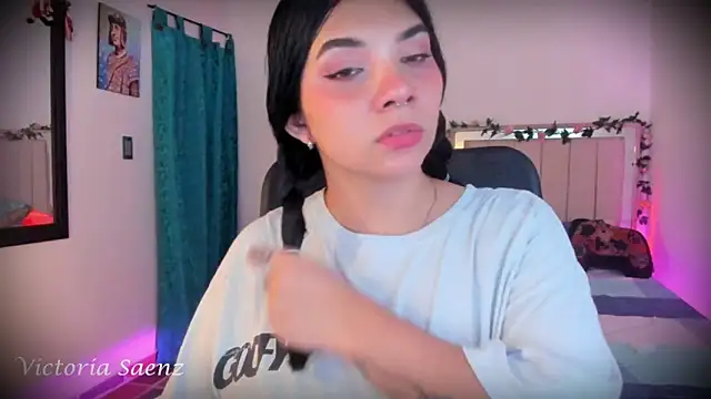 victoriaasaenz  online show from 12/17/25, 12:37