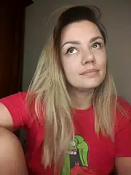 Snapshot of KrissSexi chatting on 12/20/25, 01:36 KrissSexi online show from 12/20/25, 01:36