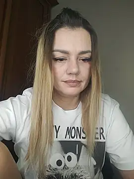 Snapshot of KrissSexi chatting on 12/20/25, 01:30 KrissSexi online show from 12/20/25, 01:30